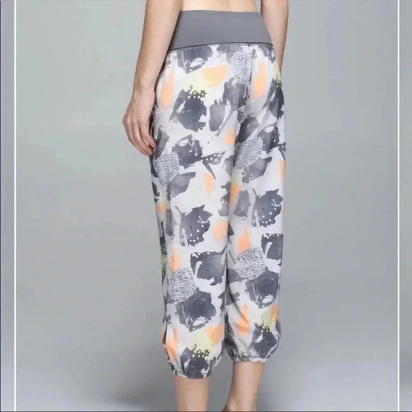 Lululemon Mini Art Pop White Multi Slate Om Crop Sz 6 - Picture 2 of 12